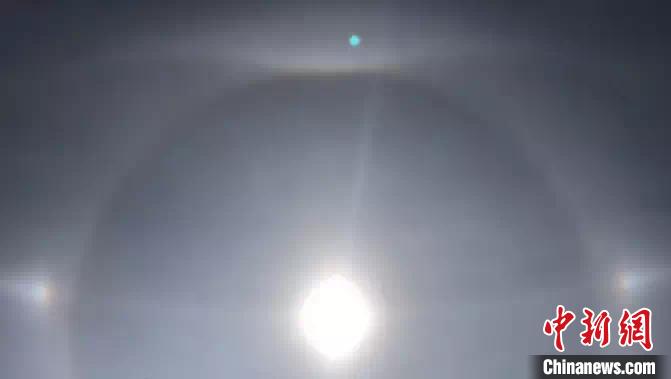 图为青海玉树上空泛起的泛起三个太阳。　钟欣 摄