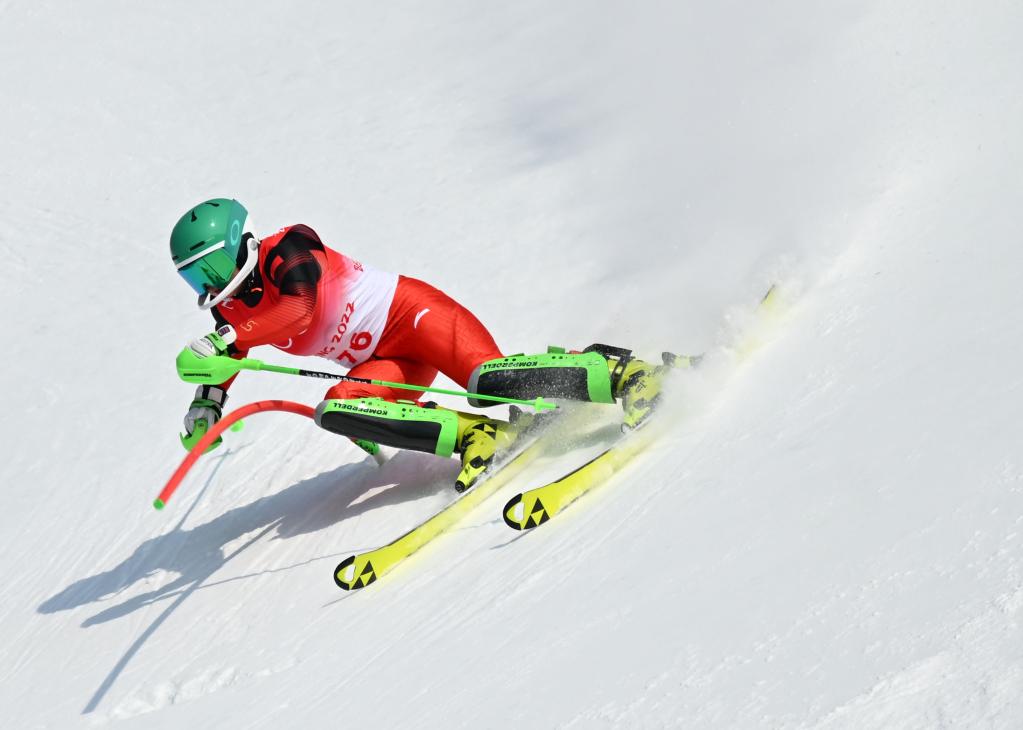 中国选手倪悦名、孔凡影在北京冬奥会平川滑雪女子超级大回转角逐中完赛