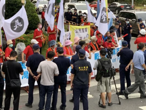 台民间总体集合抗议佩洛西窜访台湾妄想 上百人高喊：漂亮的政客！