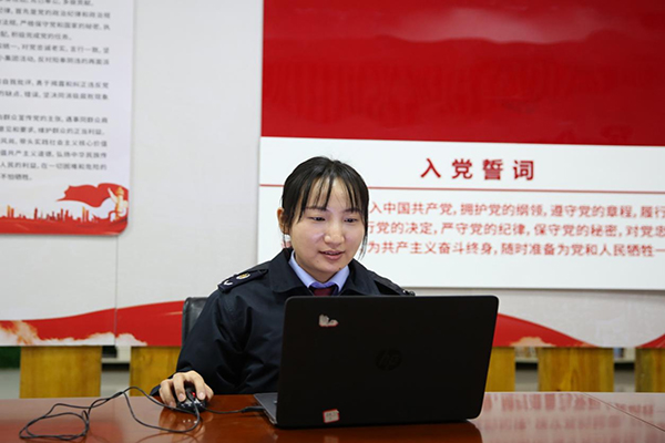 11月30日，重庆市万盛经开区税务局公职律师线上为该局税务青年宣传宪法知识等内容。李汶莲摄
