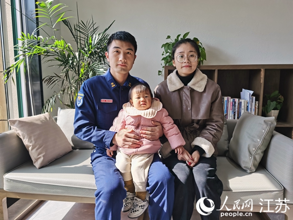 这个春节，邹凯在消防站里与爱人孩子团聚。人民网记者 王继亮摄