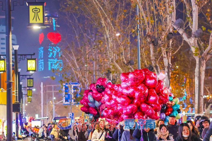图集丨跨年夜,济南各大商圈活力爆棚