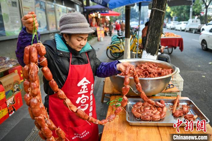 四川成都街头腊味飘香年味渐浓