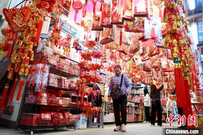香港大桥街市商户挂满贺年装饰迎接农历新年