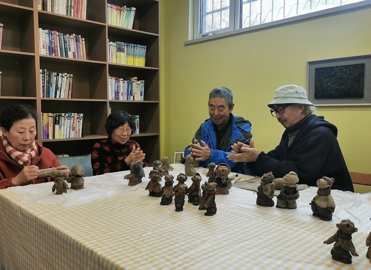 在牡丹社区梧桐书房,社区居民向非遗传承人学习泥人制作技艺。人民日报记者 辛阳 刘佳华 摄