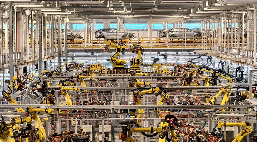 “智造”提速 新能源整车产能攀升