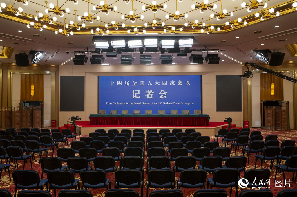 2月27日,全国两会新闻中心,新闻发布厅基本布置完毕。人民网记者 翁奇羽摄