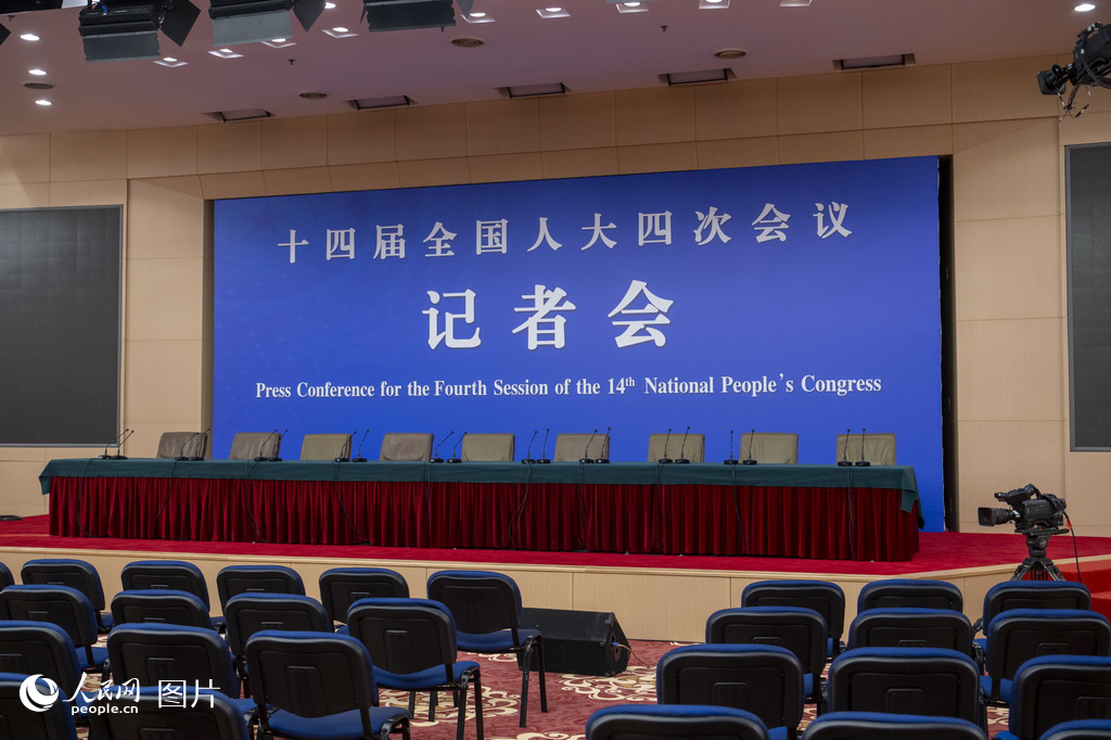 2月27日,全国两会新闻中心,新闻发布厅基本布置完毕。人民网记者 翁奇羽摄