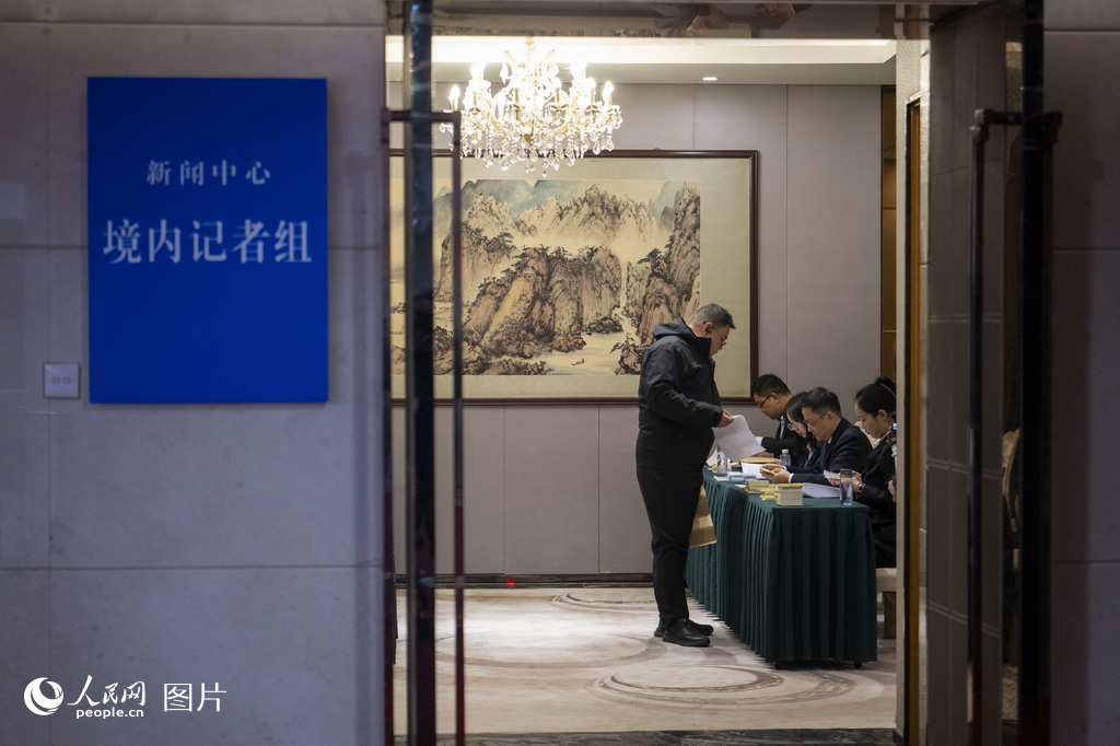 2月27日,媒体记者正在领取证件。人民网记者 翁奇羽摄