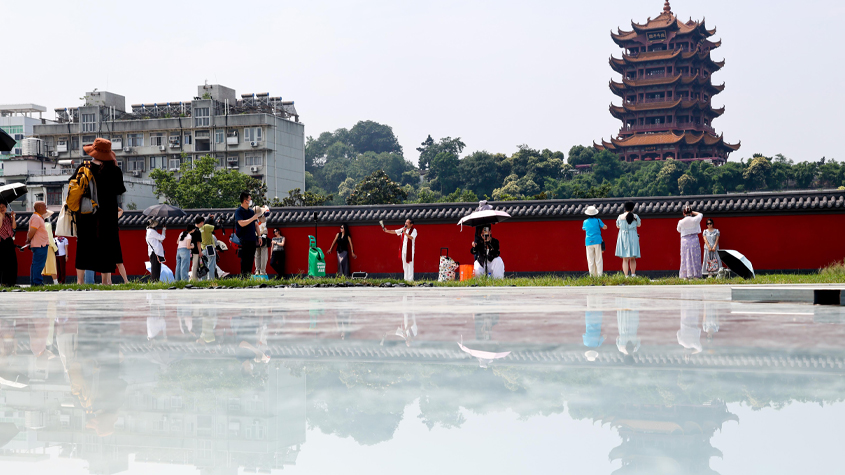 湖北武汉：黄鹤楼红墙上新登场