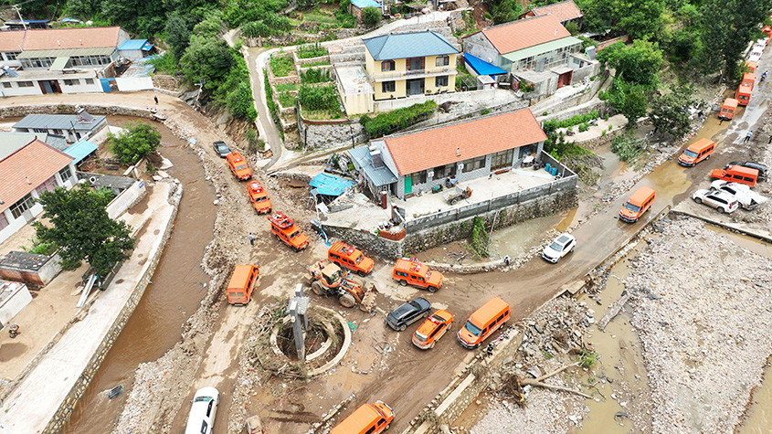 直击河北宽城暴雨灾后：抢修水毁道路 转移受灾村民