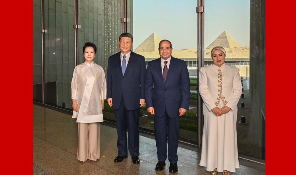 习近平和彭丽媛同埃及总统塞西夫妇共同参观大埃及博物馆